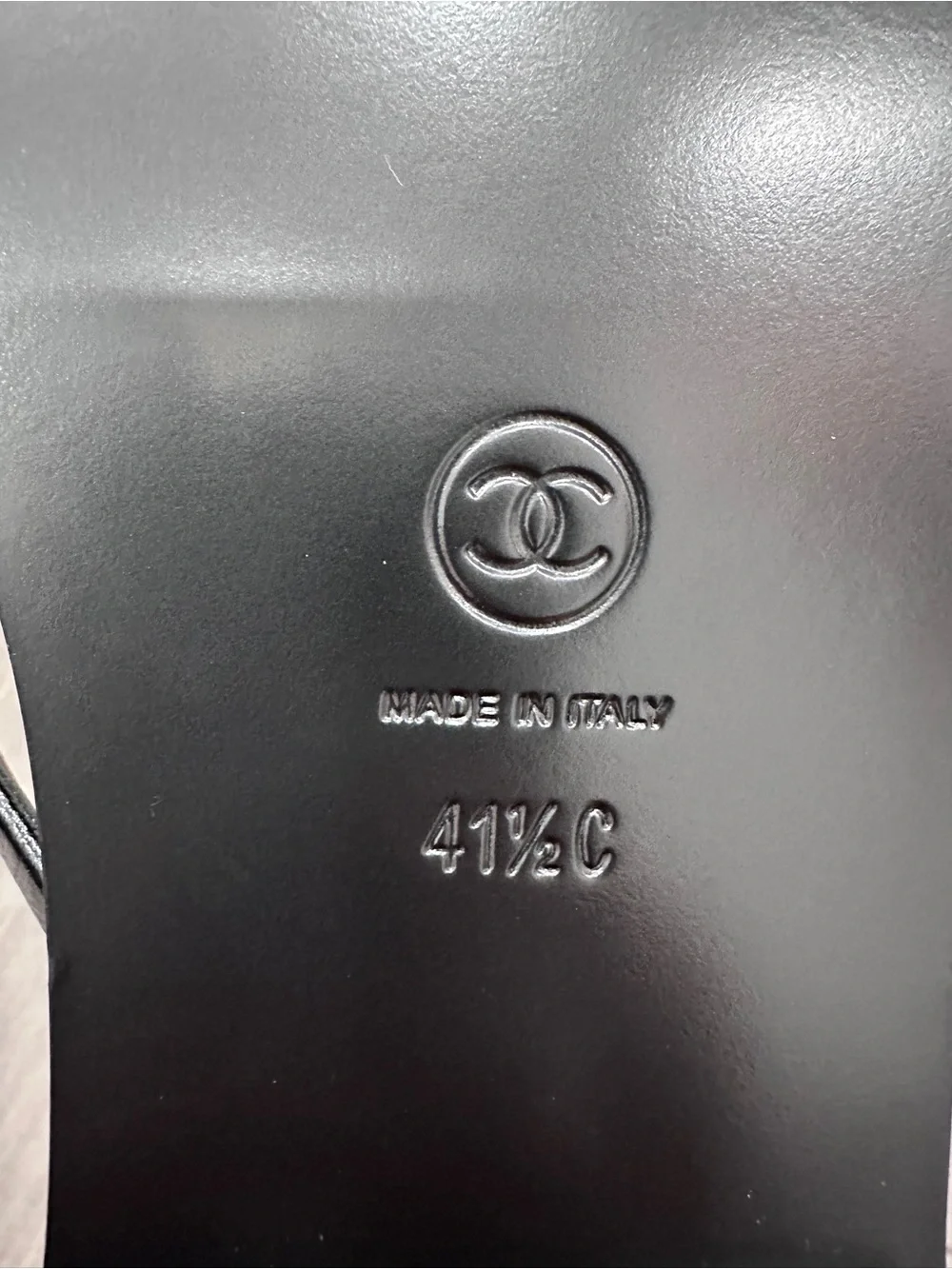 2026 CHANEL Black leather GOLD CC Logo FLIP FLOP Slides Flat Sandals 41.5C BLAZY